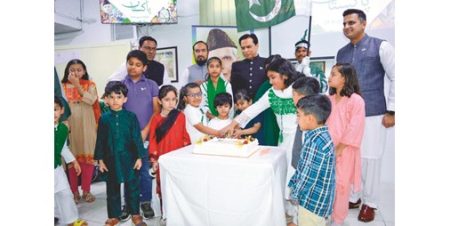 سفير باكستان لأبناء الجالية: مواصلة العمل بجد للمساهمة في النهضة