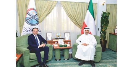 محافظ الأحمدي وسفير باكستان بحثا تعزيز التعاون في جميع المجالات