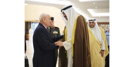 وزير الدفاع الوطني اللبناني غادر البلاد