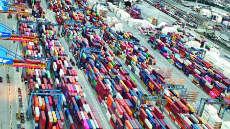 ترامب يزيد الرسوم الجمركية على عشرات الدول