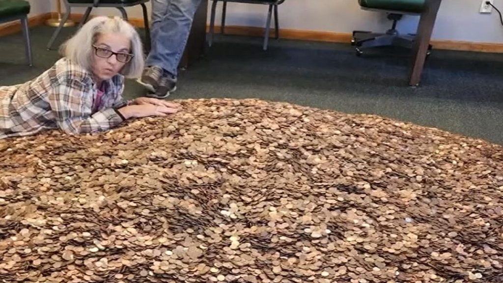 غرّموه فعاقبهم بشكل لا يصدق.. الرجل المحبط سدد الـ20 ألف دولار أطناناً من العملات المعدنية الصغيرة