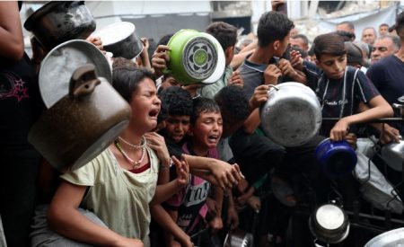بعد انقلاب شاحنة مساعدات عليهم.. مقتل 20 فلسطينياً وسط غزة
