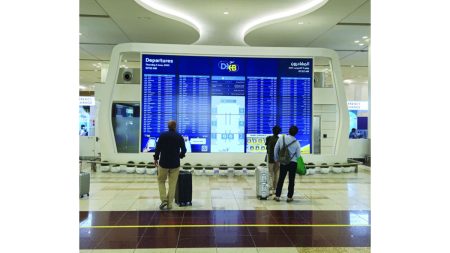 خبراء ينصحون المسافرين بـ «الاستعداد التقني» قبل العطلات