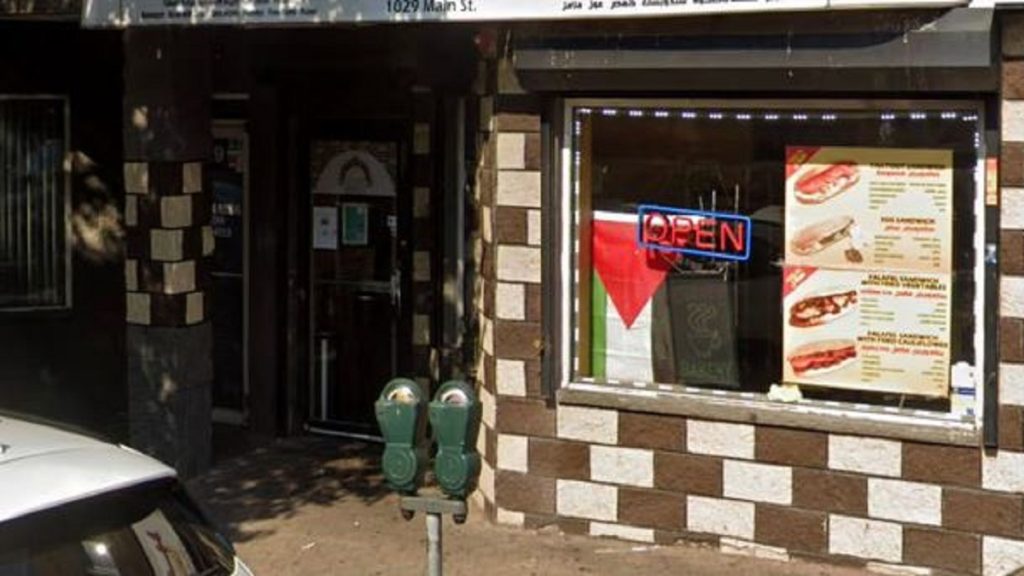 زبون يطعن صاحب مخبز بسبب شطيرة أكلها منذ 4 سنوات: طلبتها بالبيض لا بالباذنجان