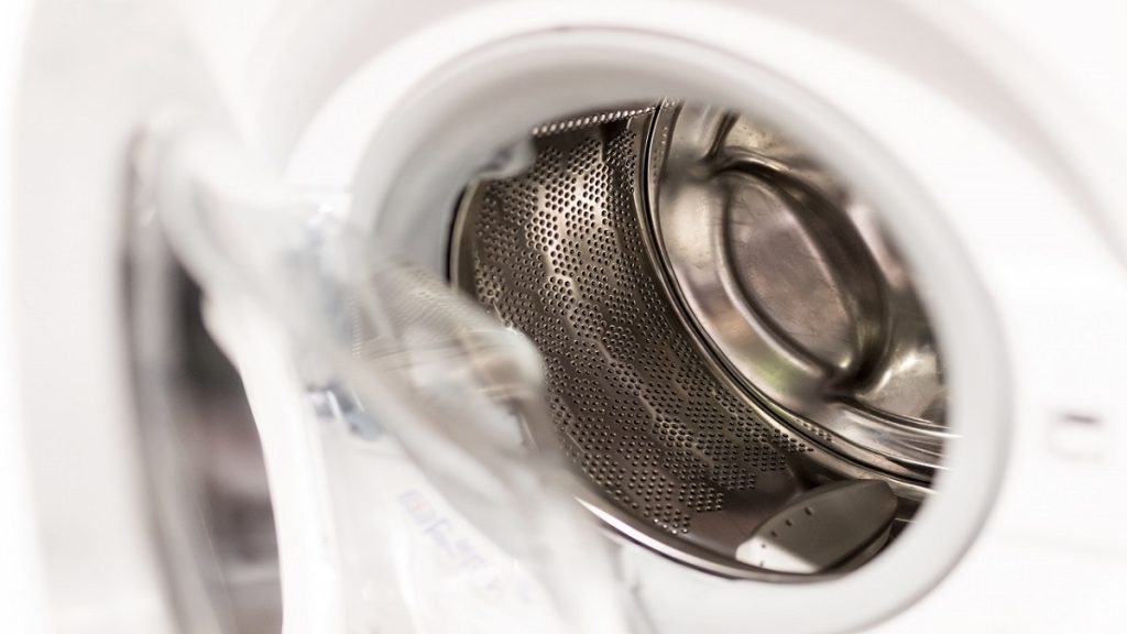 استخدام الخل خطر.. ما أفضل طريقة للتخلص من الرائحة الكريهة بالغسالة الأوتوماتيكية؟