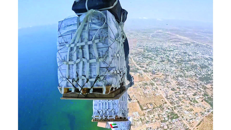 الإمارات تُنفّذ الإنزال الجوي الـ 69 للمساعدات.. وتُدخِل 500 طن من الغذاء إلى غزة