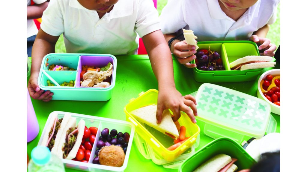 ضمن تدابير احترازية لضمان بيئة صحية.. المدارس تمنع استخدام تطبيقات «الدليفري»