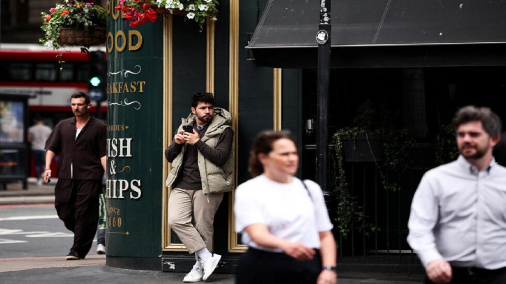 احذروا من السرقة في لندن.. برازيلي يحارب النشالين بمدينة الضباب ويصبح «نجماً»