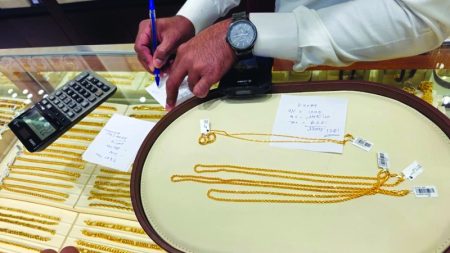 تجار: «تحسّن محدود» في الطلب على المشغولات الذهبية