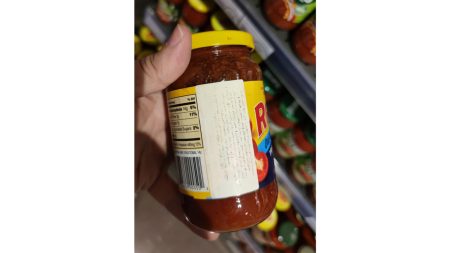 مستهلكون ينتقدون عدم وضوح «بطاقات البيانات» لسلع غذائية بمنافذ للبيع