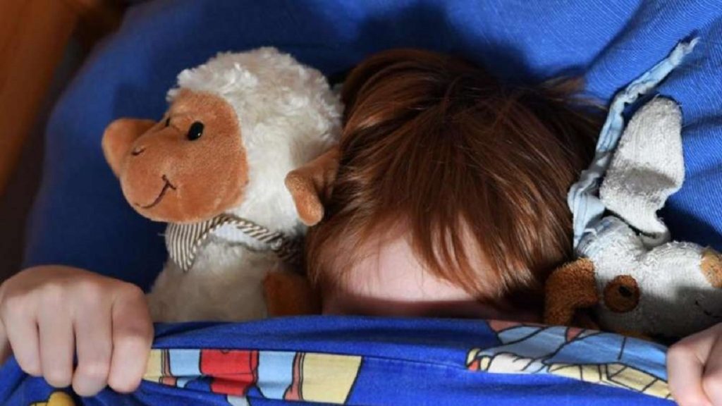 من أجل التركيز والتفوق مع العودة للمدرسة.. ما هي مدة ساعات النوم الضرورية للطلبة؟