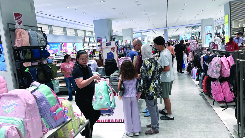 مع انطلاق العام الدراسي.. تخفيضات «اللحظة الأخيرة» تزيد الإقبال على منافذ البيع