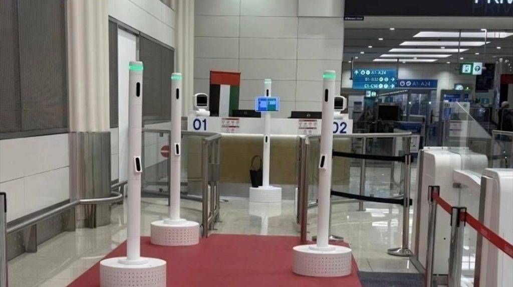 “السجادة الحمراء” في مطار دبي تنهي إجراءات السفر في 6 ثوان ودون وثائق.. فيديو
