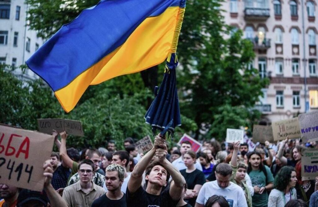 في أول قرار بعد استقلالهما.. جهازان أوكرانيان يتهمان مسؤولين بالفساد والرشوة