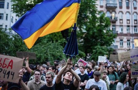 في أول قرار بعد استقلالهما.. جهازان أوكرانيان يتهمان مسؤولين بالفساد والرشوة