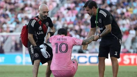 ميسي يغادر الملعب مصاباً.. والكشف عن مدة غيابه