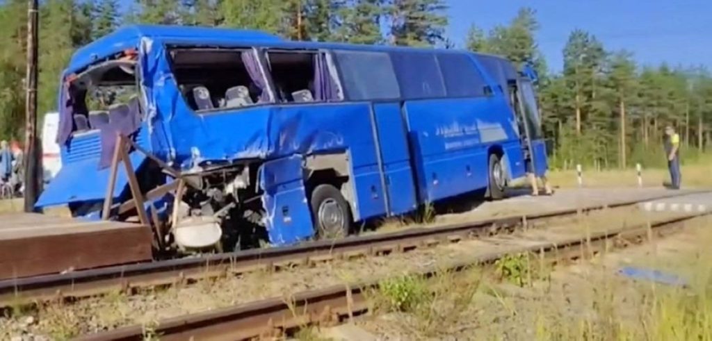 حادث مروع في روسيا.. حافلة سياحية تصطدم بقطار وتوقع قتلى ومصابين