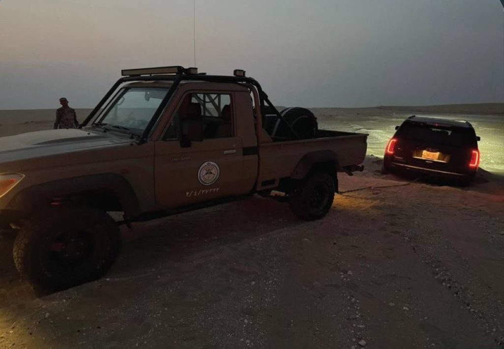 «حرس الحدود» بالمنطقة الشرقية يُقدّم المساعدة لمواطن وعائلته علقت مركبتهم بالكثبان الرملية