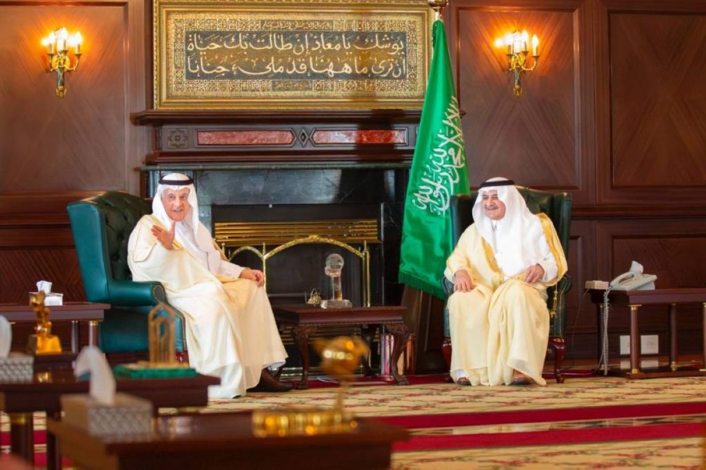 أمير تبوك يستعرض الخدمات والمشاريع البيئية مع وزير البيئة والمياه والزراعة