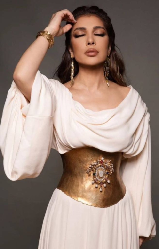 أصالة نصري تتألق بالأزرق الملكي والكورسيه الذهبي مع انتقاد لتكرار الإطلالة