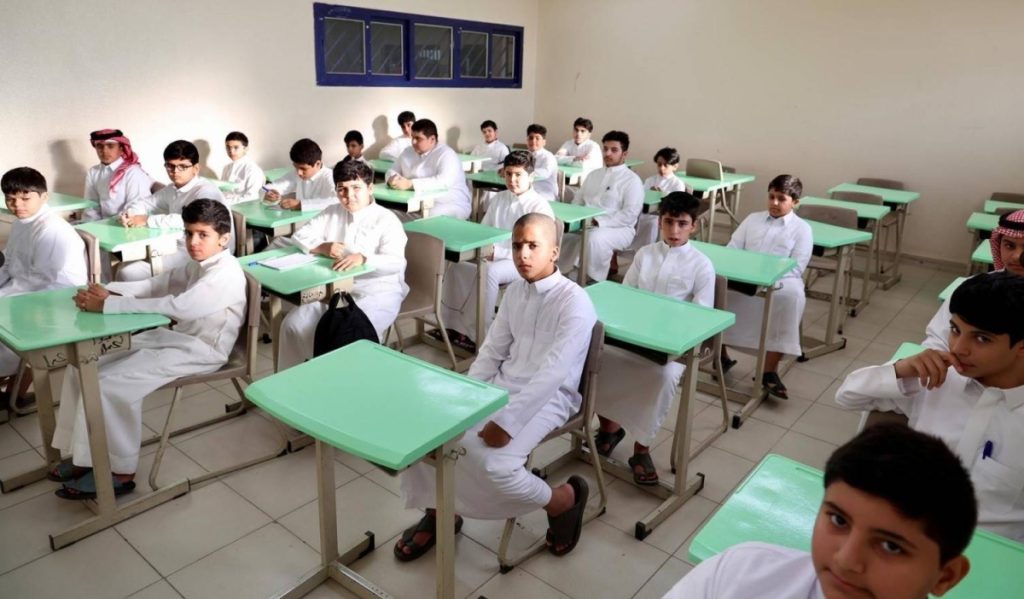 إيذاناً ببدء عام دراسي جديد.. انتظام طلاب وطالبات التعليم العام في مدارس المملكة