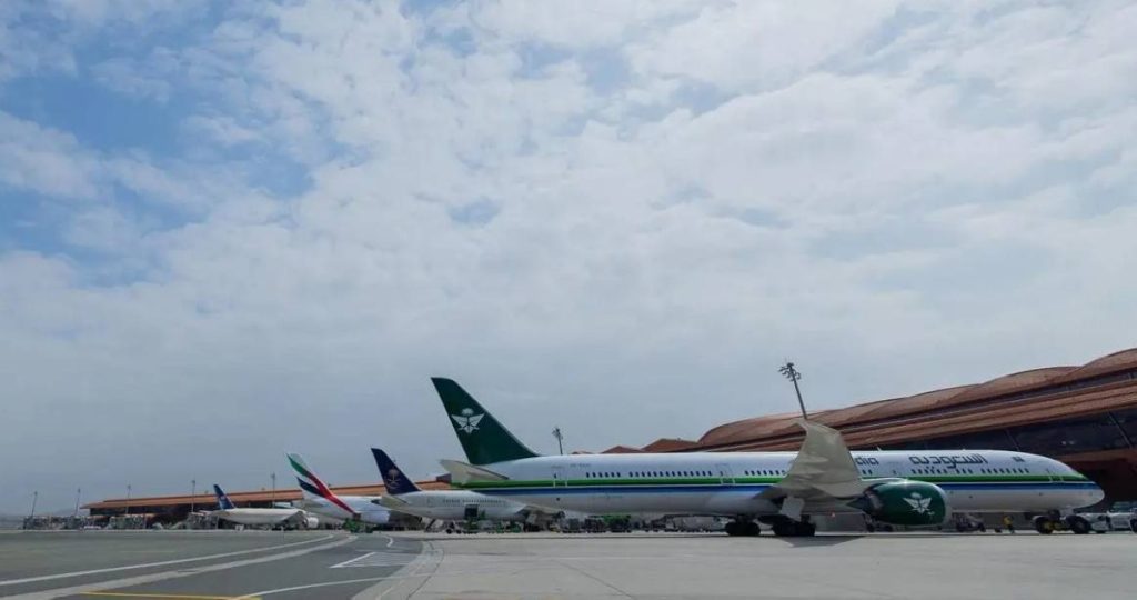 إلغاء رحلة لـ«الخطوط السعودية» من جدة إلى لندن بعد محاولة راكب فتح باب الطائرة