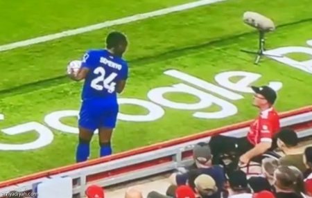 العنصرية تُبعد مشجع عن الملاعب نهائيا