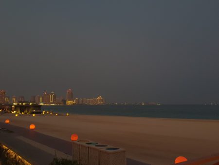 الشواطئ الليلية في الخليج.. سباحة تحت النجوم