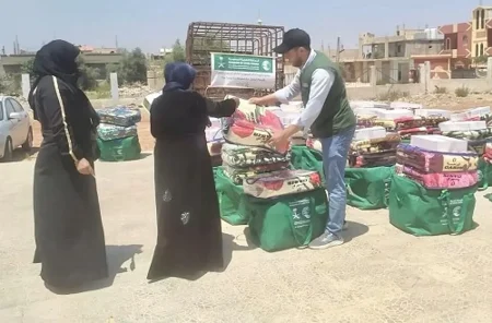 «إغاثي الملك سلمان» يوزع مساعدات غذائية للنازحين من السويداء