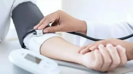 هل تناول دواء الضغط ليلا أفضل من الصباح؟.. استشاري يوضح