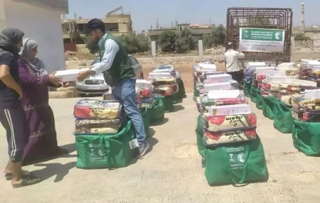 «سلمان للإغاثة» يوزّع مئات السلال الغذائية للنازحين في لبنان وسوريا