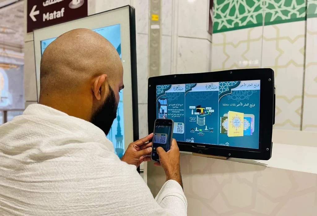 «الشؤون الدينية» توفر أجهزة ذكية وباركودات تفاعلية داخل الحرمين لأداء المناسك وفق الهدي النبوي