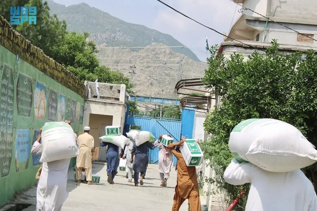 مركز الملك سلمان للإغاثة يوزّع 2000 سلة غذائية في منطقتي سانقر وبدين في باكستان