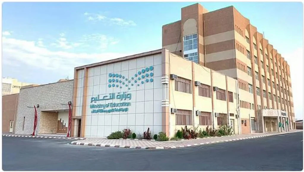 «التعليم» تنشر ضوابط الزي المدرسي والرياضي للطلبة والطالبات في المرحلة المتوسطة والثانوية