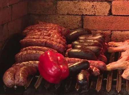 تحتوي على هيدروكربونات مسرطنة.. الخضيري يحذر من الأطعمة المدخنة