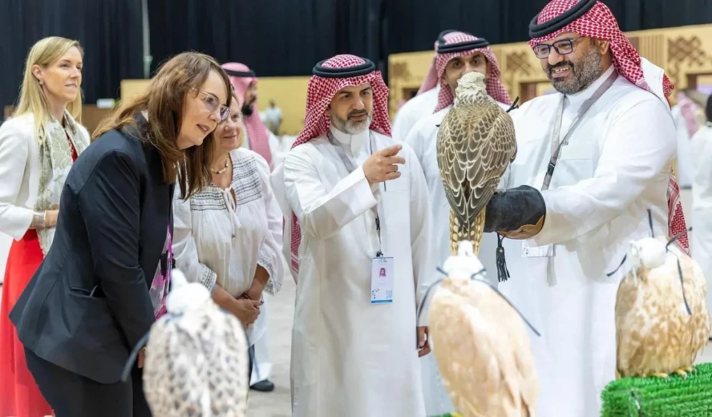 حضور لافت للسياح والعائلات الأجنبية في المزاد الدولي لمزارع إنتاج الصقور 2025
