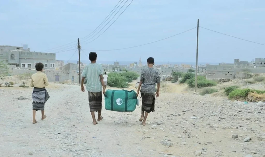 «سلمان للإغاثة» يوزّع المئات من السلال الغذائية والحقائب الإيوائية بحضرموت وريف دمشق