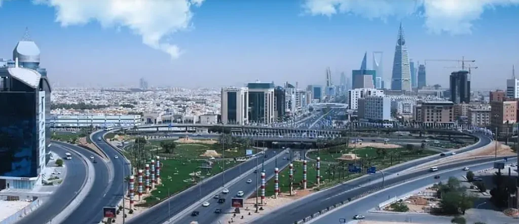 مع انطلاق العام الدراسي.. انسيابية الحركة المرورية بطريق الملك فهد بالرياض