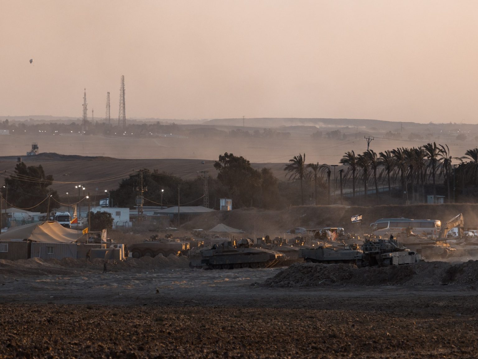 إسرائيل تستدعي آلاف الجنود لبدء خطة احتلال غزة وحماس تندد باستهتار نتنياهو