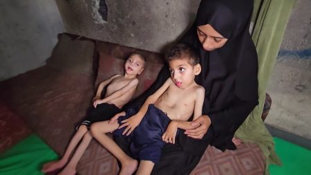 مراسلة الجزيرة نت بغزة.. قصة أم تطعم أبناءها من رماد المجاعة