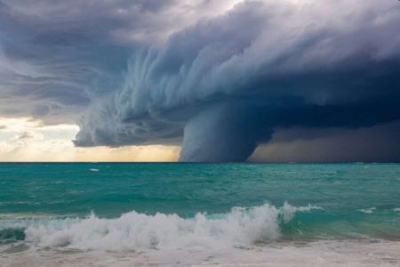 بعد وصوله لـ الفئة الخامسة.. إعصار إيرين يهدد الولايات المتحدة والسلطات تصدر أوامر إخلاء