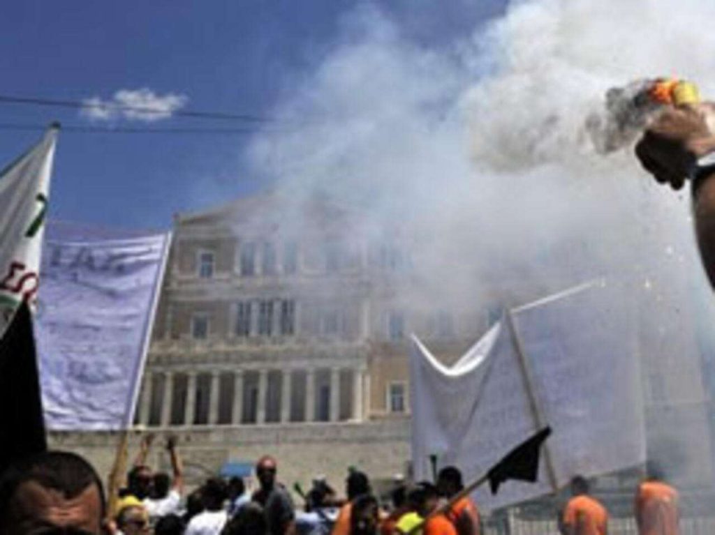 احتجاجات غاضبة في أثينا تجبر إسرائيل على إجلاء دبلوماسييها وتصاعد الضغوط بسبب «جرائم غزة»