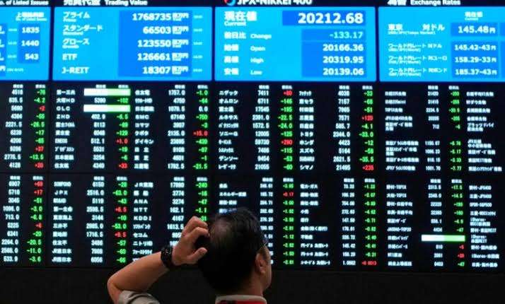 تراجع مؤشر “نيكاي الياباني” بعد مكاسب قياسية وسط مخاوف من رفع الفائدة وقوة الين