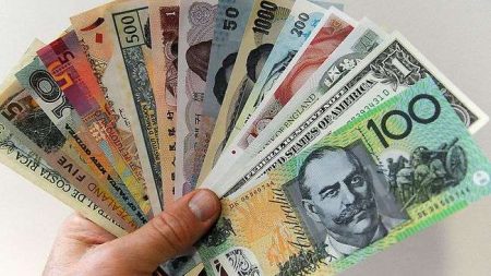 الدولار الأمريكي يرتفع أمام اليورو ويتراجع أمام الين ترقباً لخطاب رئيس الفدرالي الأمريكي