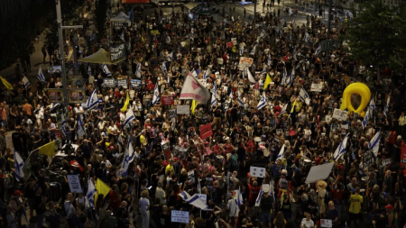 تصاعد الغضب في إسرائيل.. نصف مليون متظاهر أمام وزارة الدفاع في تل أبيب