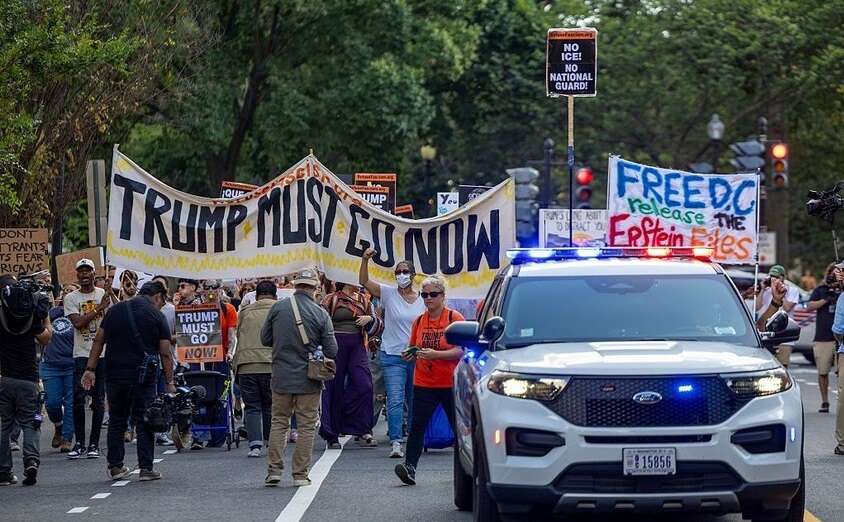 واشنطن على صفيح ساخن.. ترامب يواجه مظاهرات حاشدة بالاعتقالات بعد استيلاءه على شرطة العاصمة