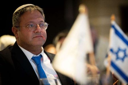 بغرض الترهيب.. “بن جفير” يعلق صورا لغزة المدمرة بسجون الأسرى الفلسطينيين