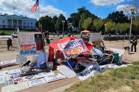 لماذا ينزعج ترامب من خيمة مر عليها 44 عاما؟