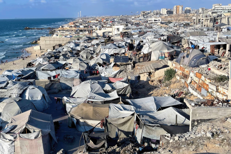 مشهد من البؤس يصنعه النزوح والجوع على شاطئ شمال غزة