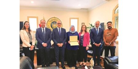 رئيس البعثة القنصلية المصرية في الكويت يُكرِّم الممرضة صفاء عبدالمنعم